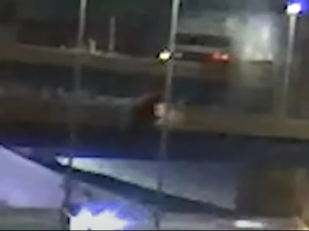 Tampilan mobil yang jatuh dari jalan tol yang berhasil direkam kamera CCTV. (photo/SS/Youtube/WISN 12 News)