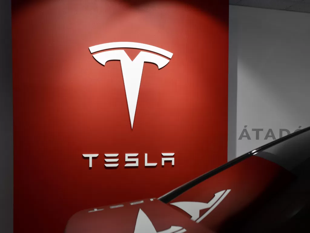 Tampilan logo perusahaan otomotif Tesla besutan Elon Musk (photo/Unsplash/Milan Csizmadia)