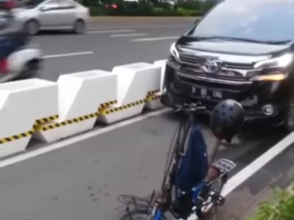 Tangkapan layar video yang masuk di jalur khusus sepeda. (Instagram/@koalisipejalankaki)