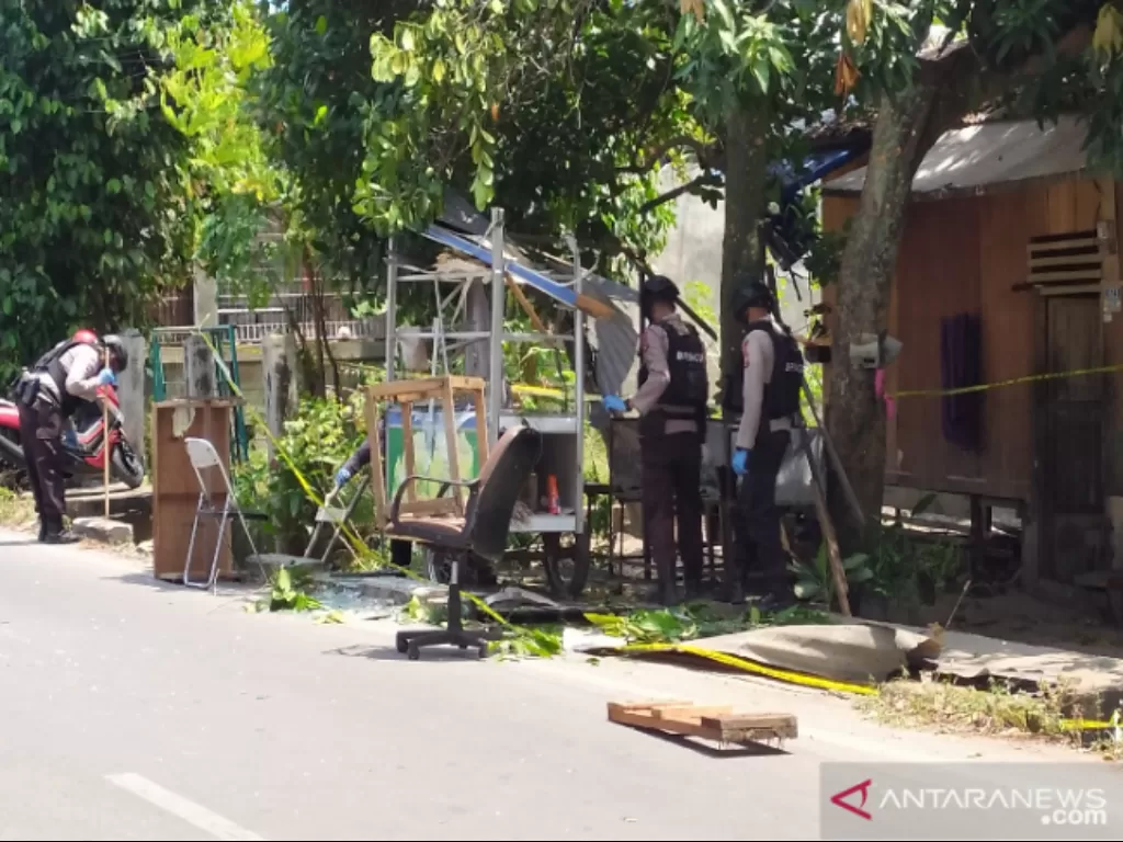 Tim Jibom Polda Aceh sedang mengidentifikasi ledakan, di Lhong Raya Banda Aceh. (Foto; ANTARA/Rahmat Fajri)