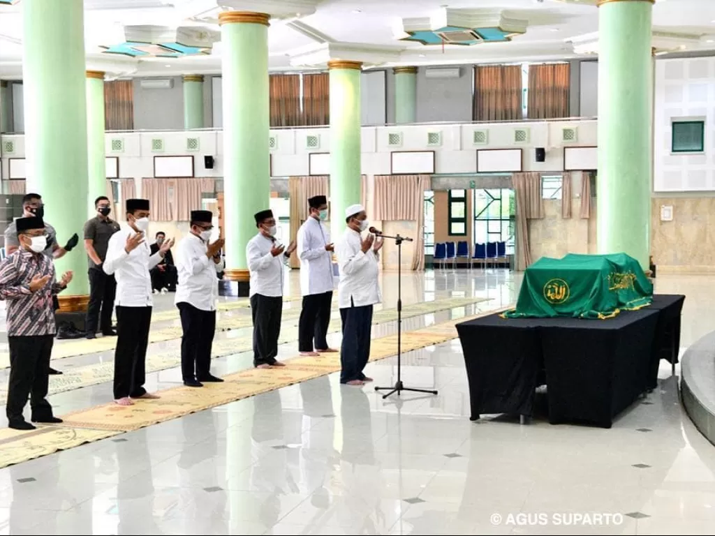 Presiden Jokowi salatkan jenazah Artidjo Alkostar. (Instagram/@jokowi)