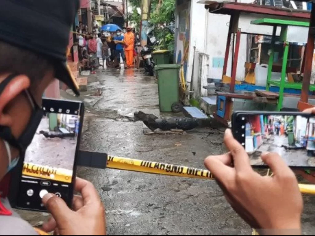  Sebuah benda diduga mortir aktif ditemukan warga di Cipinang Besar Selatan, Jakarta, Senin (1/3/2021). (ANTARA/Yogi Rachman) 