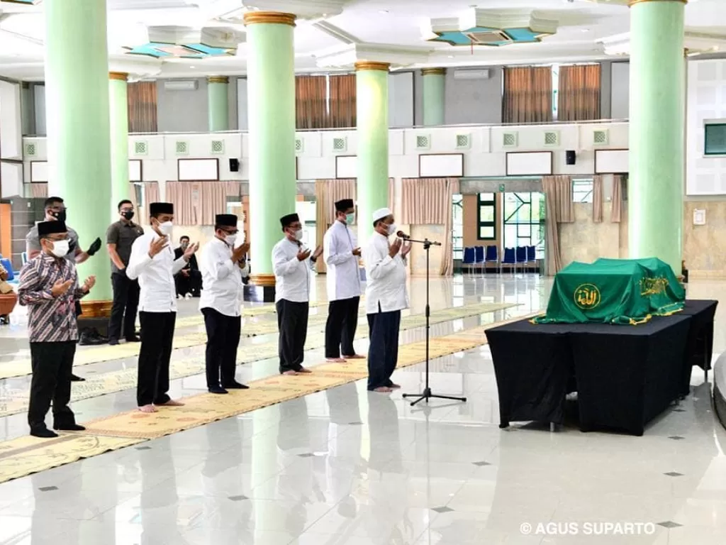 Presiden Jokowi melayat mendiang Artidjo Alkostar di Masjid Ulil Alban, Universitas Islam Indonesia (UII), Yogyakarta. (photo/Instagram/@jokowi)