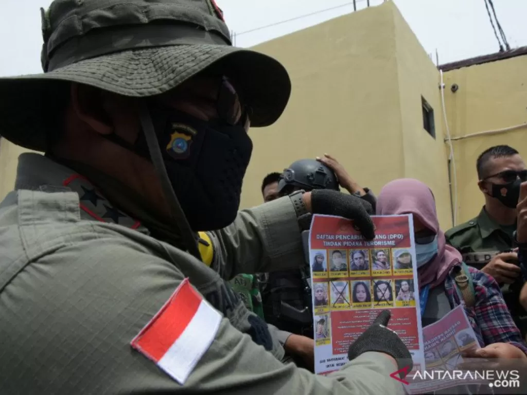 Kapolda Sulawesi Tengah, Irjen Pol Abdul Rakhman Baso, saat menunjukan foto dua DPO MIT Poso yang tewas akibat kontak tembak dengan aparat TNI/Polri pada Selasa. (Foto: ANTARA/ADI PRANATA)