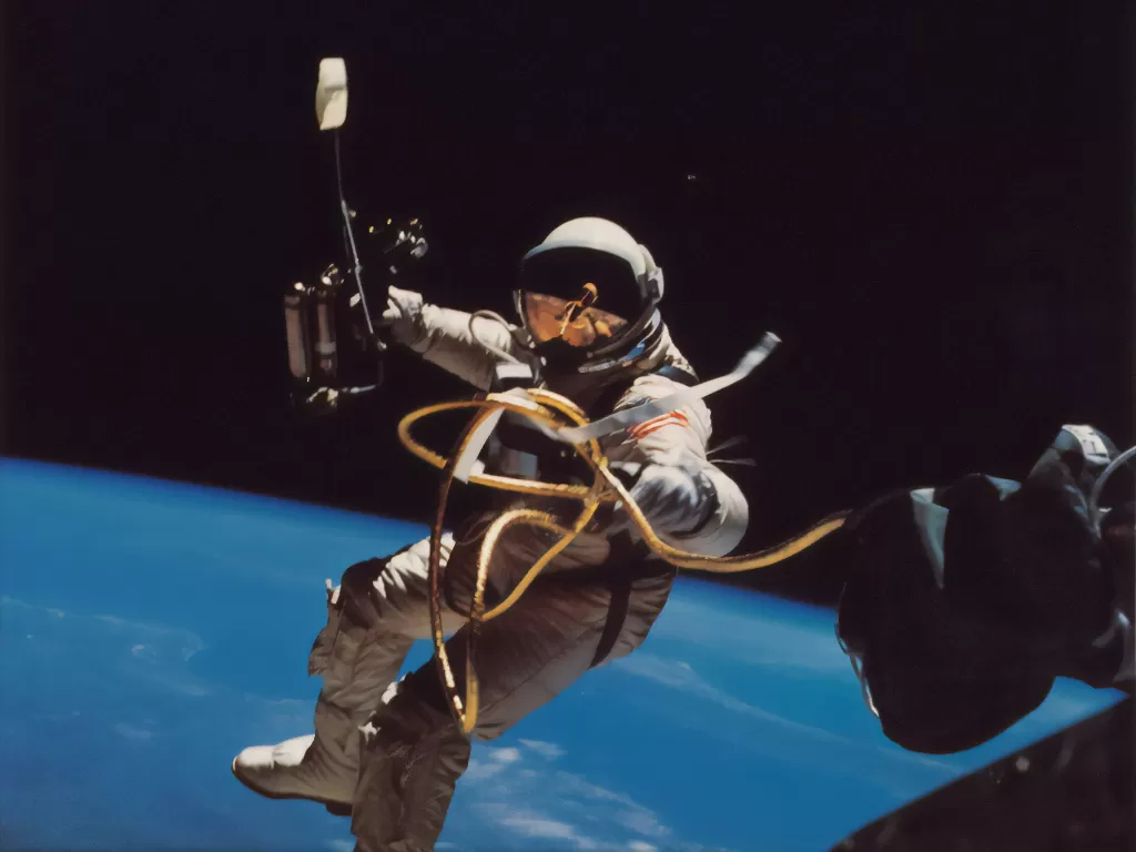 Ilustrasi astronot di luar angkasa. (Unsplash/@nypl)