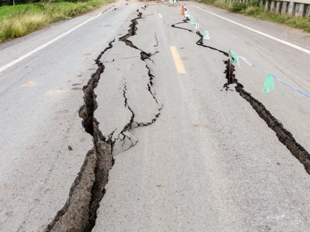 Ilustrasi jalanan retak akibat gempa bumi. (livescience.com)