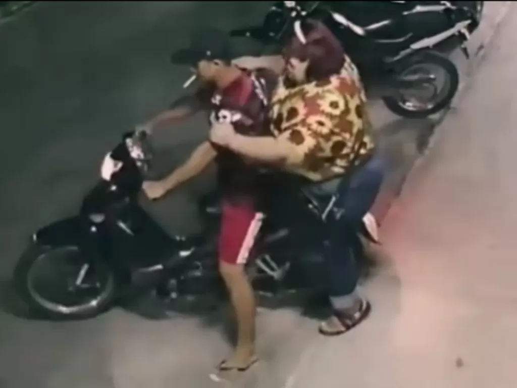 Wanita bertubuh tambun jatuh terjengkang dari motor viral (Instagram/@makassar_iinfo)