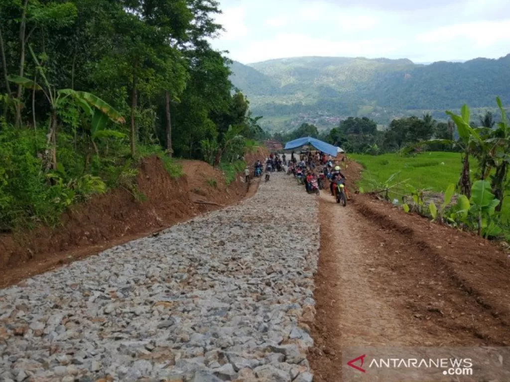 Kondisi jalan di wilayah selatan Kabupaten Garut, Jawa Barat beberapa waktu lalu. (ANTARA/HO-Diskominfo Garut)