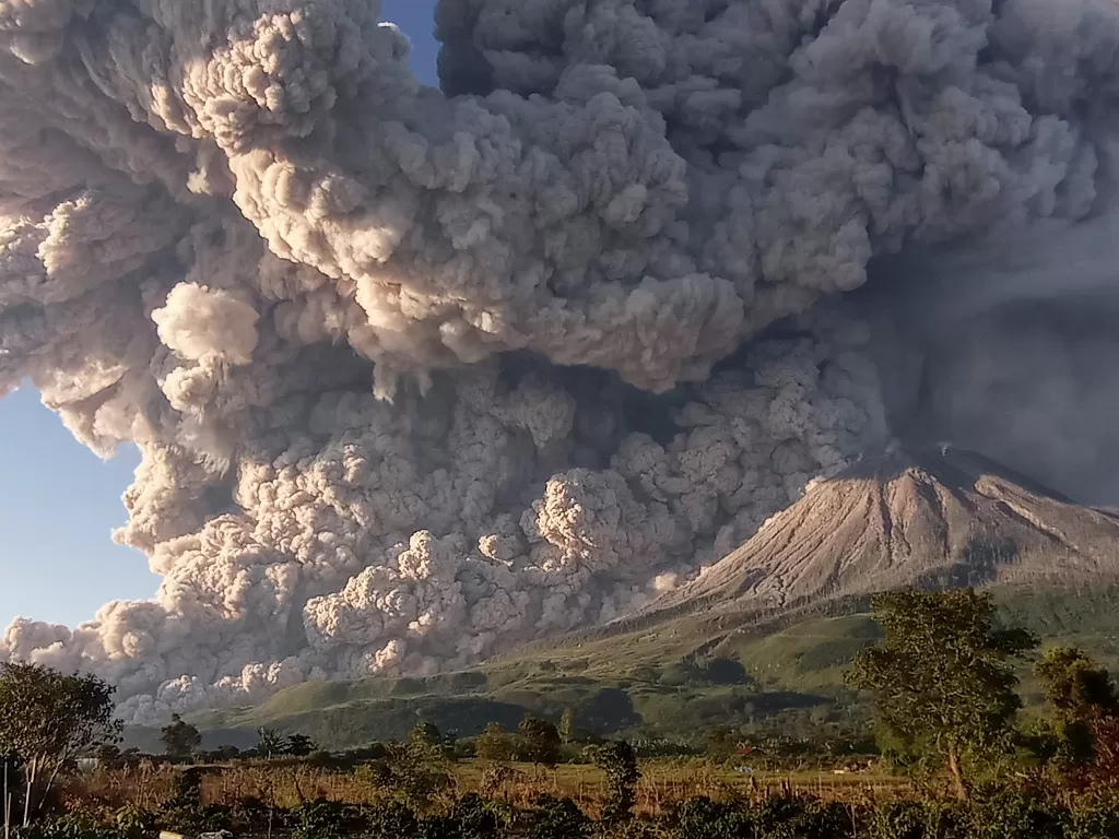 Gunung Sinabung menyemburkan material vulkanik saat erupsi di Desa Kuta Rakyat, Naman Teran, Karo, Sumatera Utara, Selasa (2/3/2021). (ANTARA/Sastrawan Ginting)