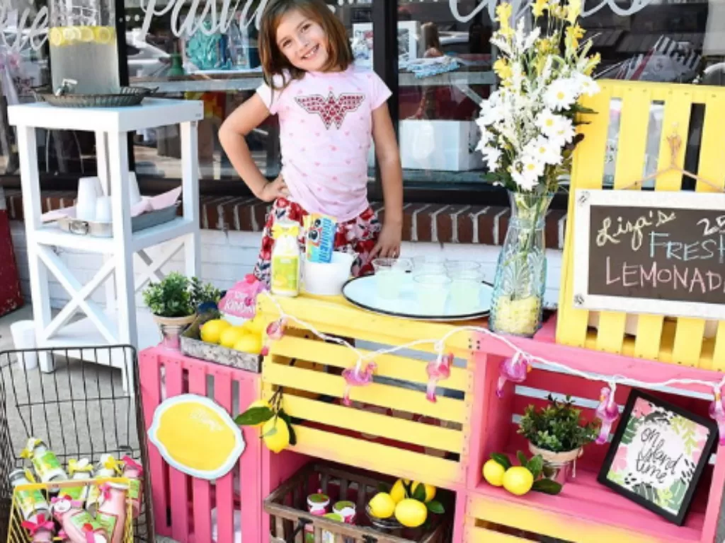 Gadis berusia 7 tahun yang menjual lemon untuk operasi otak, Liza Scott. (photo/Dok. Mighty Cause)