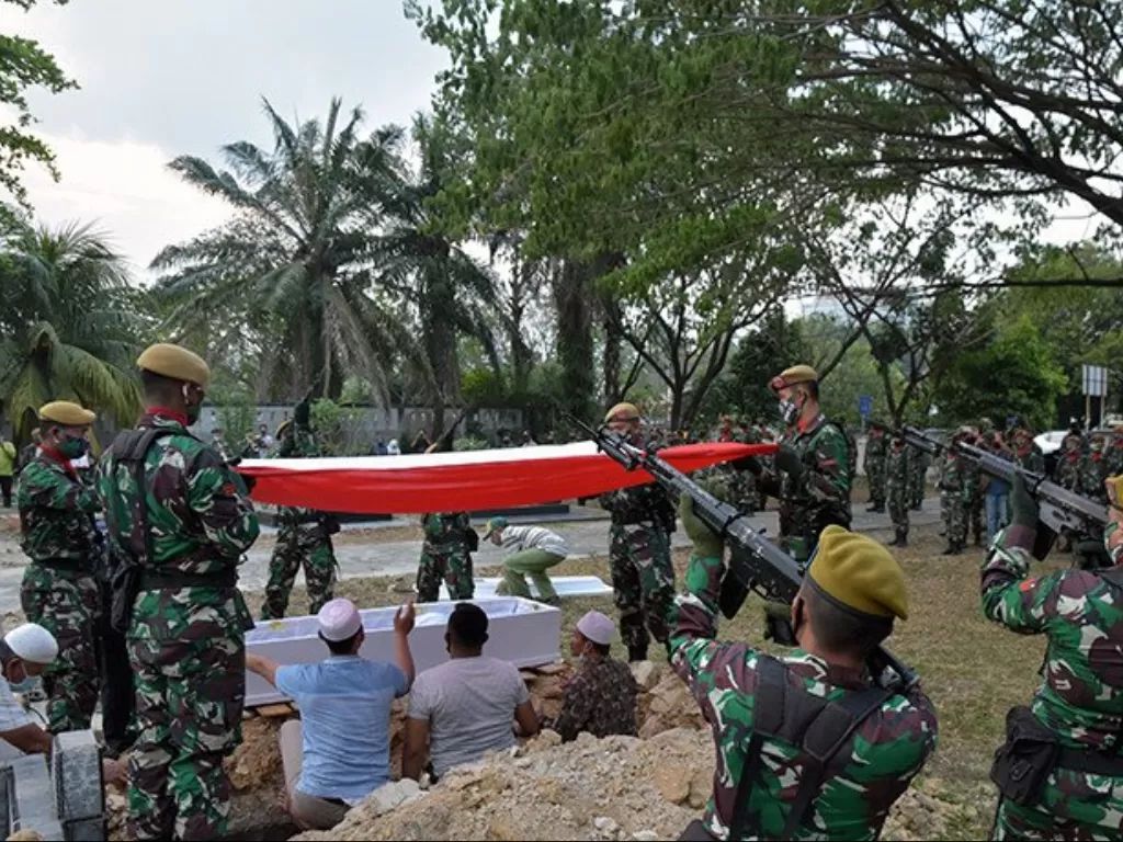  Sejumlah prajurit melakukan tembakan salvo saat pemakaman jenazah Kopda Anumerta Dedy Irawan di Taman Makam Bahagia, Kota Pekanbaru, Riau, Selasa (2-3-2021). (ANTARA/F.B. Anggoro)
