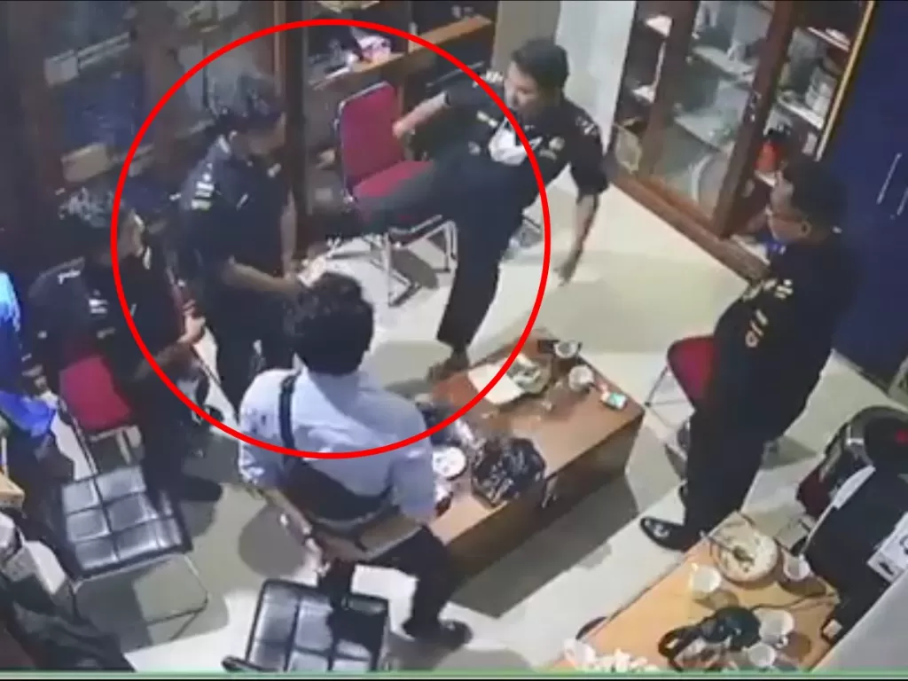 Kepala Kantor Bea Cukai Jayapura lakukan kekerasan ke pegawainya (Twitter/@MMisbakhun)