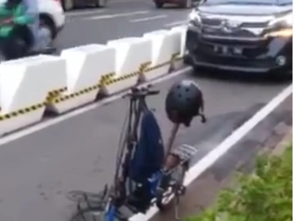 Viral mobil paksa masuk jalur sepeda (Instagram/@koalisipejalankaki)