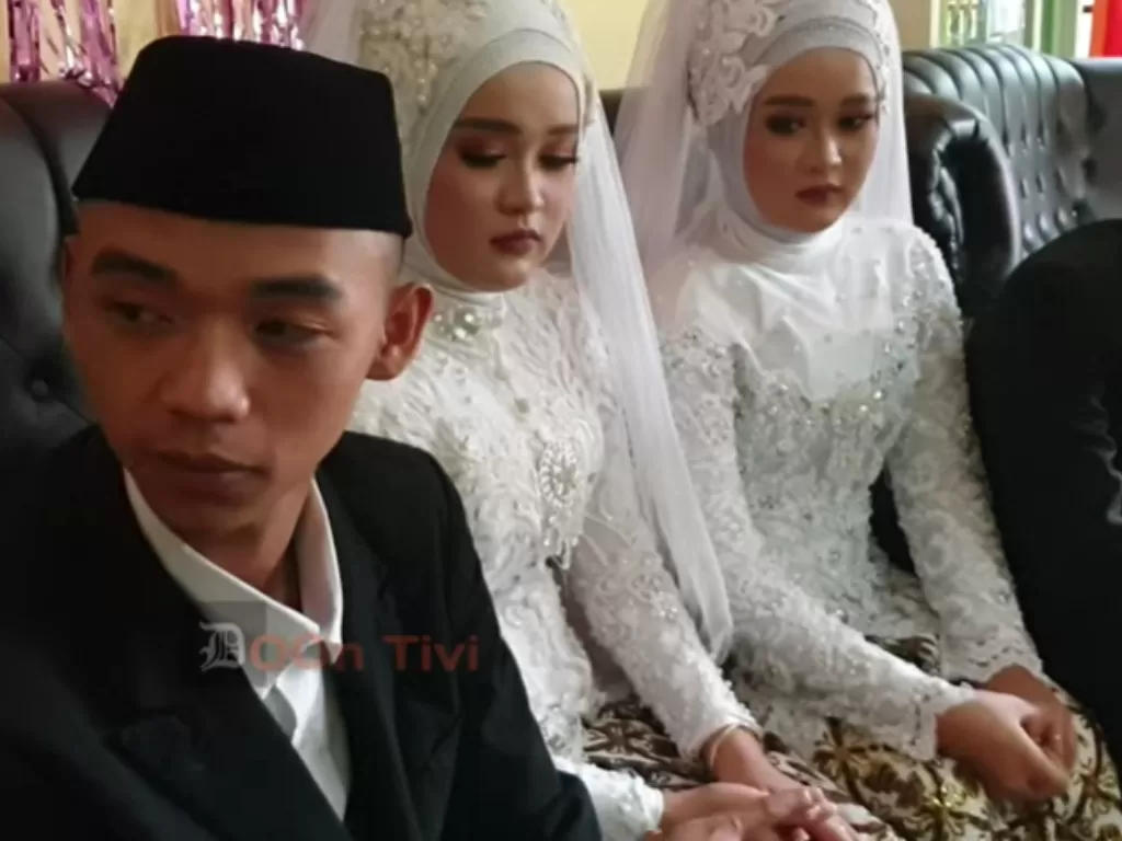 Pernikahan dua saudara kembar di Sumedang (YouTube/Doon TV)
