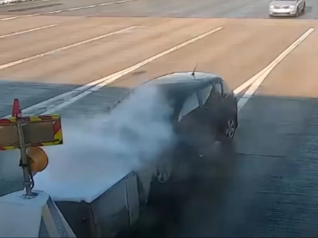 Tampilan mobil Kia hitam klasik yang menabrak pintu tol. (photo/SS/Youtube/STOP CHAM)