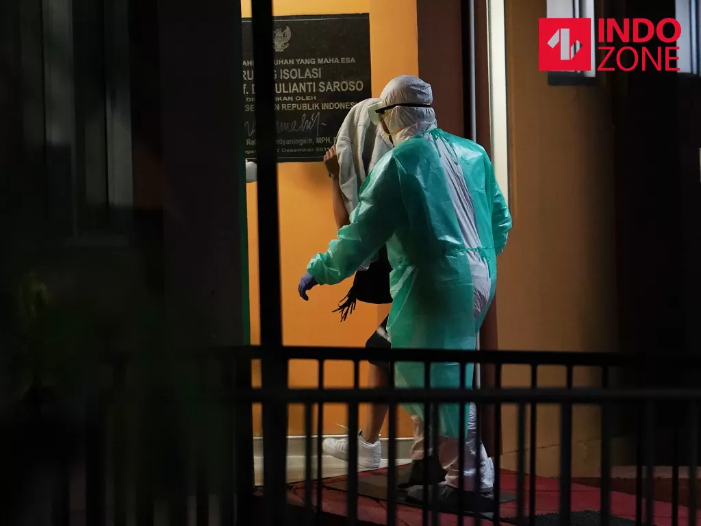 Petugas membawa seorang wanita yang diduga terinfeksi virus corona ke ruang isolasi di RSPI Prof. Dr. Sulianti Saroso, Sunter, Jakarta Utara, Senin (2/3/2020). (INDOZONE).