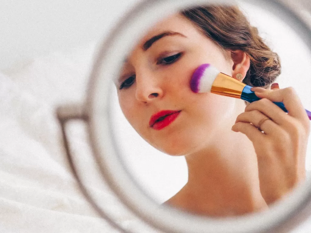 Ilustrasi wanita ber-make-up. (Unsplash/@laurachouette)