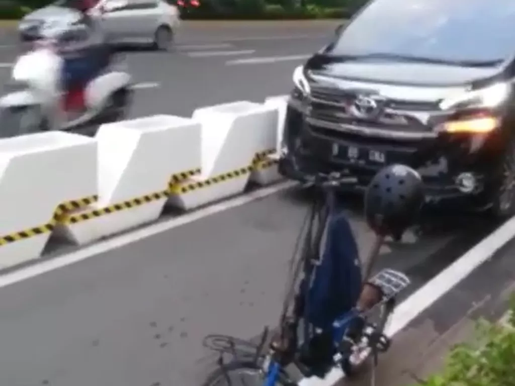 Video mobil terobos masuk jalur sepeda permanen. (Instagram/@koalisipejalankaki).