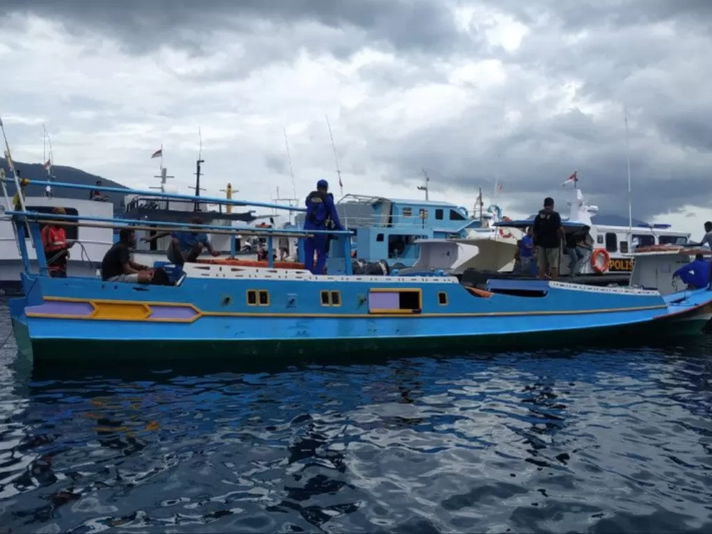  Sejumlah anggota Ditpolair Polda NTT memeriksa kapal nelayan yang menangkap ikan dengan bahan peledak. (Antara/Ho-Humas Polda NTT)