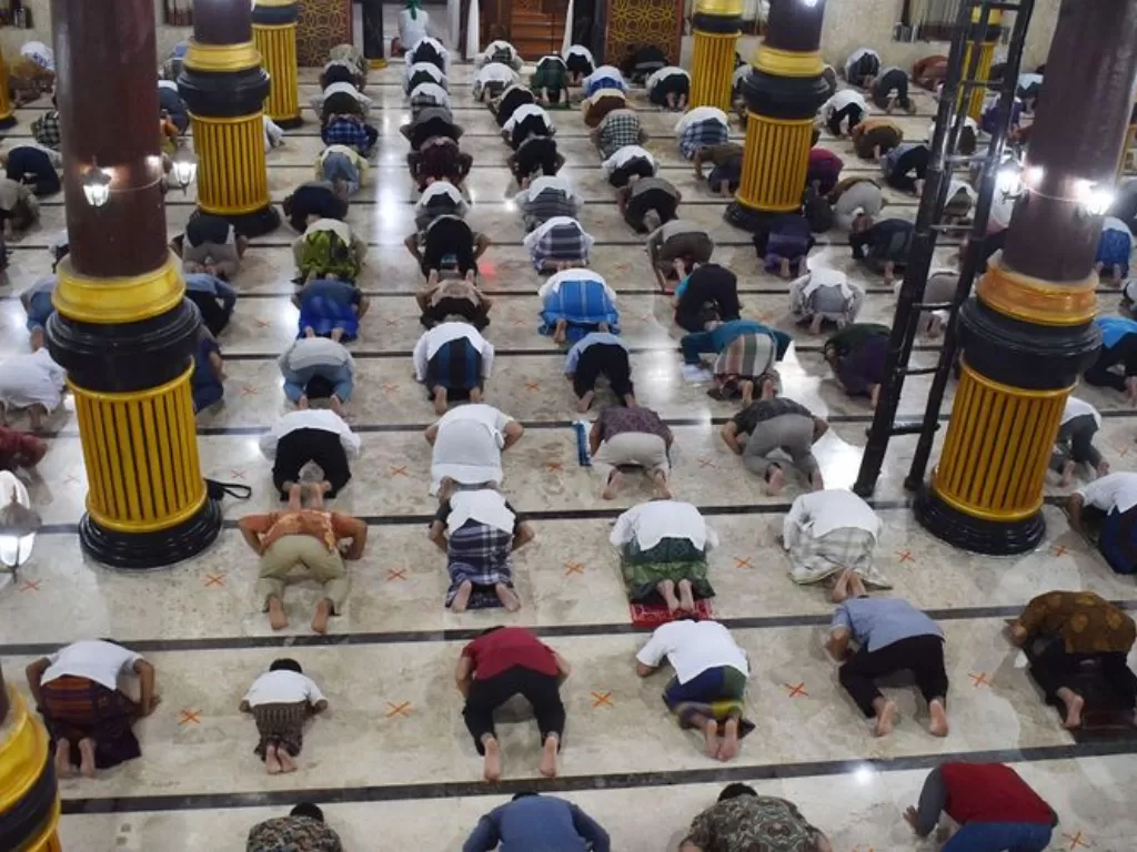 Umat Islam melaksanakan shalat Jumat di Masjid Agung Baitul Hakim, Kota Madiun (Ilustrasi/ANTARA FOTO/Siswowidodo)