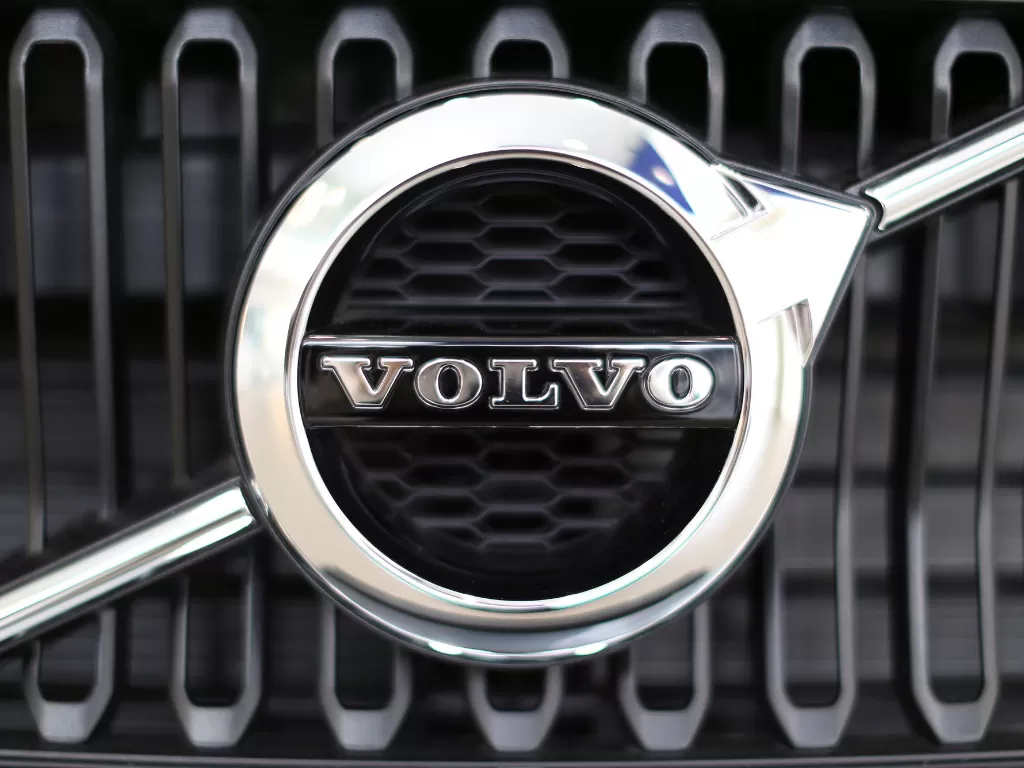 Logo perusahaan otomotif Volvo di mobil buatannya (photo/REUTERS/Gustavo Graf)