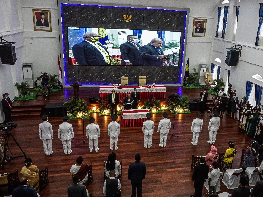 Gubernur Papua Lukas Enembe melantik empat pasangan Bupati dan Wakil Bupati terpilih (ANTARA FOTO/Indrayadi TH)