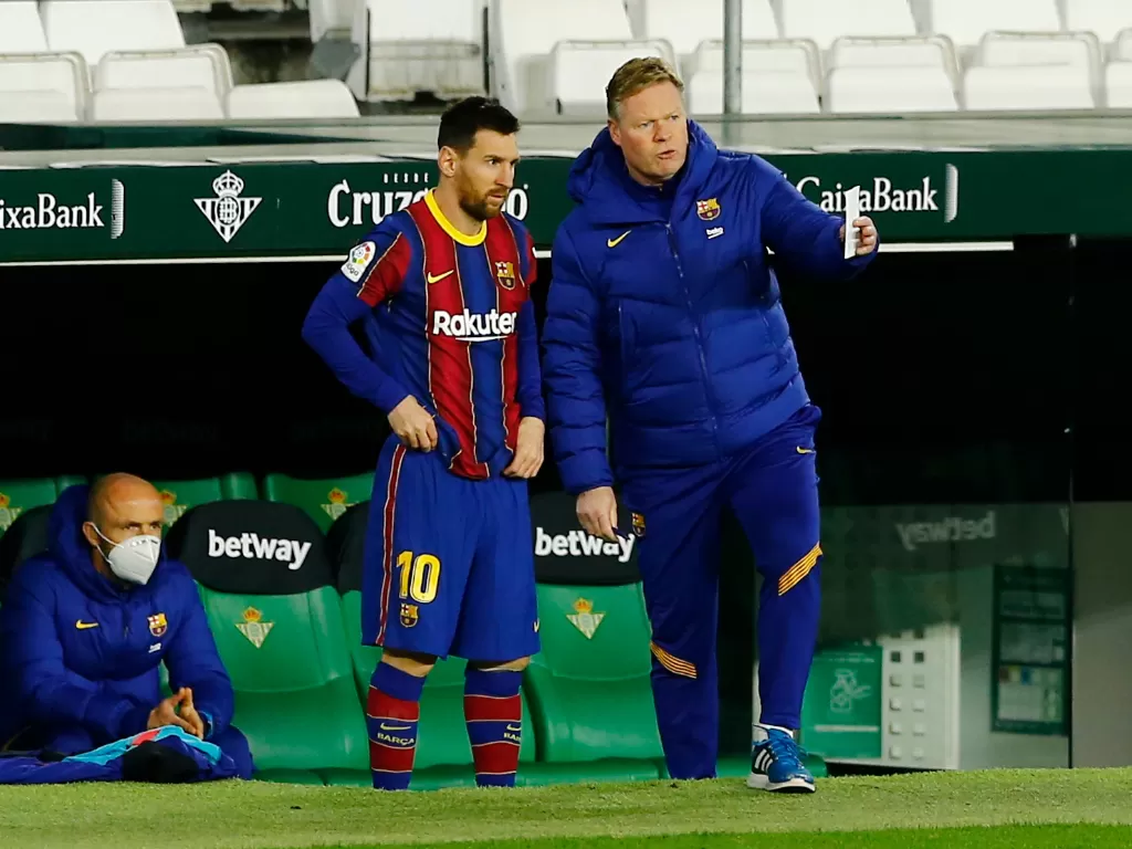 Pelatih Barcelona Ronald Koeman dan Lionel Messi. (photo/REUTERS/Marcelo Del Pozo)