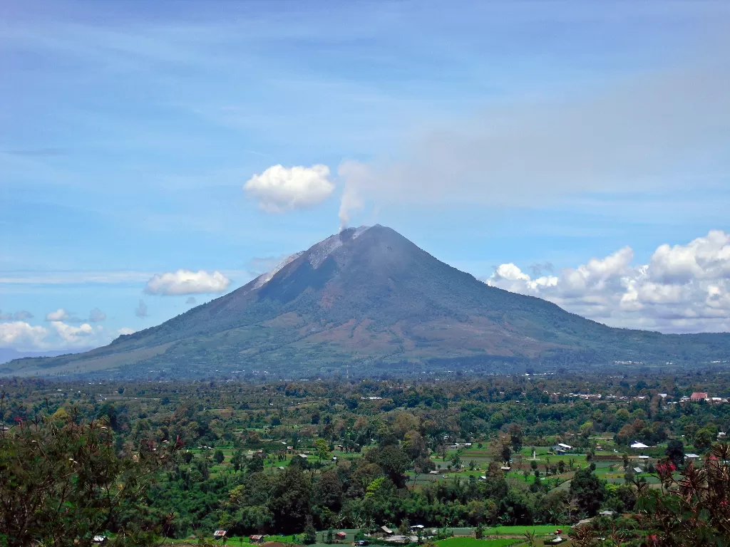 Gunung Sinabung. (en.wikipedia.org)
