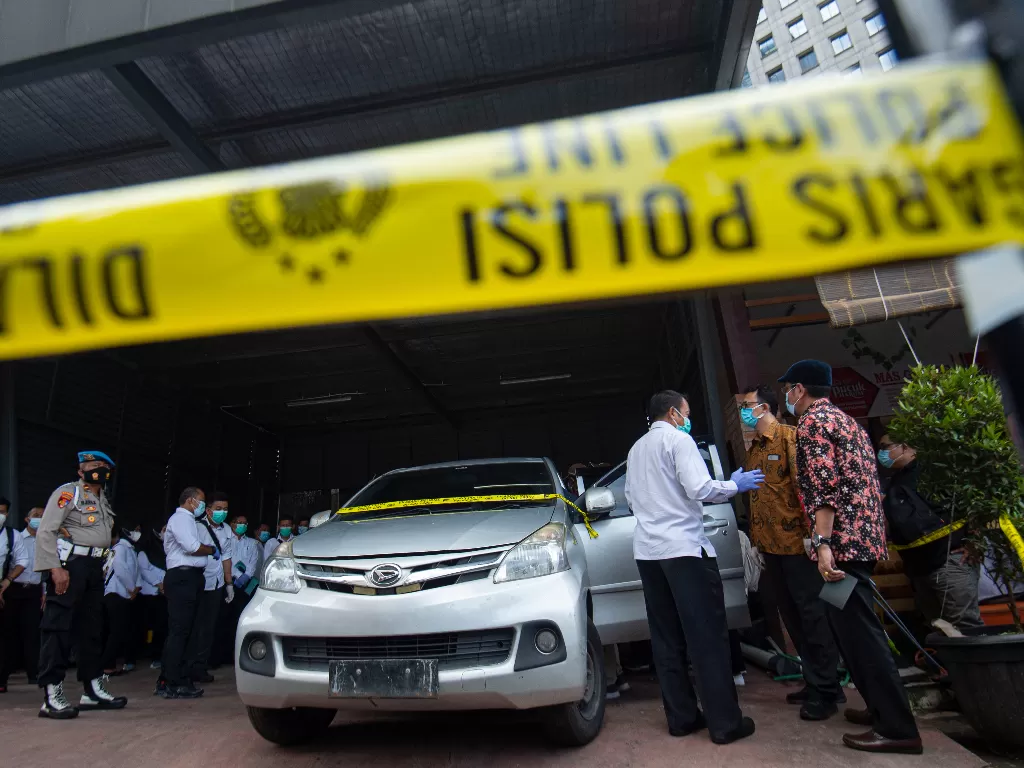 Komnas HAM memeriksa satu dari tiga mobil yang dikendarai polisi dan enam laskar FPI dalam kasus penembakan anggota FPI di Polda Metro Jaya, Jakarta. (ANTARA/Aditya Pradana Putra)