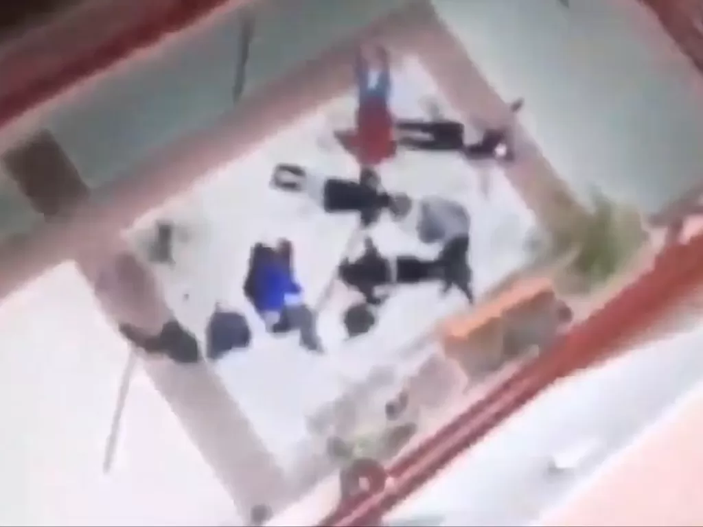 7 mahasiswa tewas jatuh dari lantai 4. (Photo/Twitter/@vivrvoirvivr)