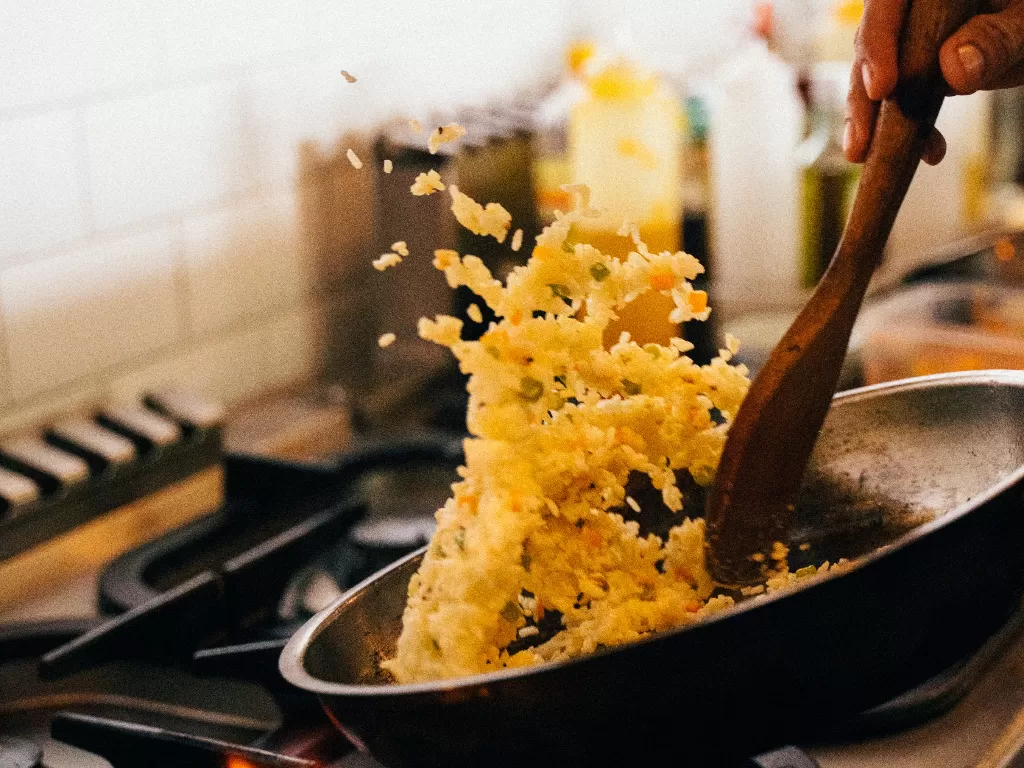 Ilustrasi masak nasi goreng (Photo by Anna Tarazevich from Pexels)
