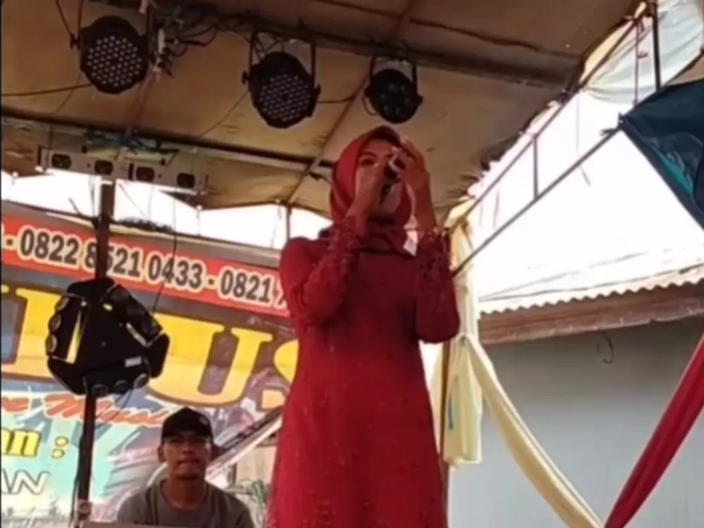 Wanita bernyanyi di pernikahan mantan pacar viral (Tiktok)