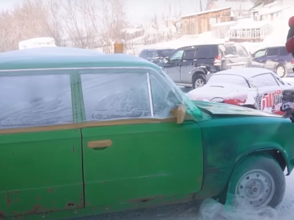 Ini Tampilan mobil Lada yang dicat di luar ruangan dengan suhu -30 derajat Celcius. (photo/SS/Youtube/Garage 54)