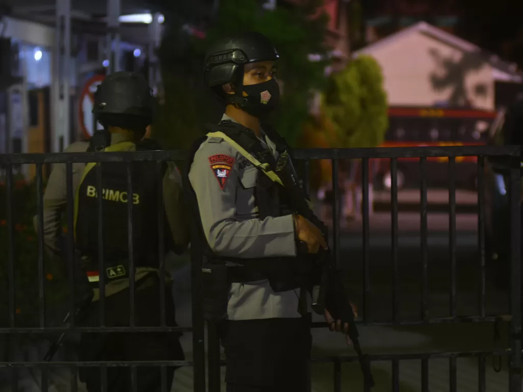 Sejumlah polisi bersenjata berjaga disekitar kamar jenazah Rumah Sakit Bhayangkara, Palu, Sulawesi Tengah, Rabu (3/3/2021). (ANTARA FOTO/Mohamad Hamzah)