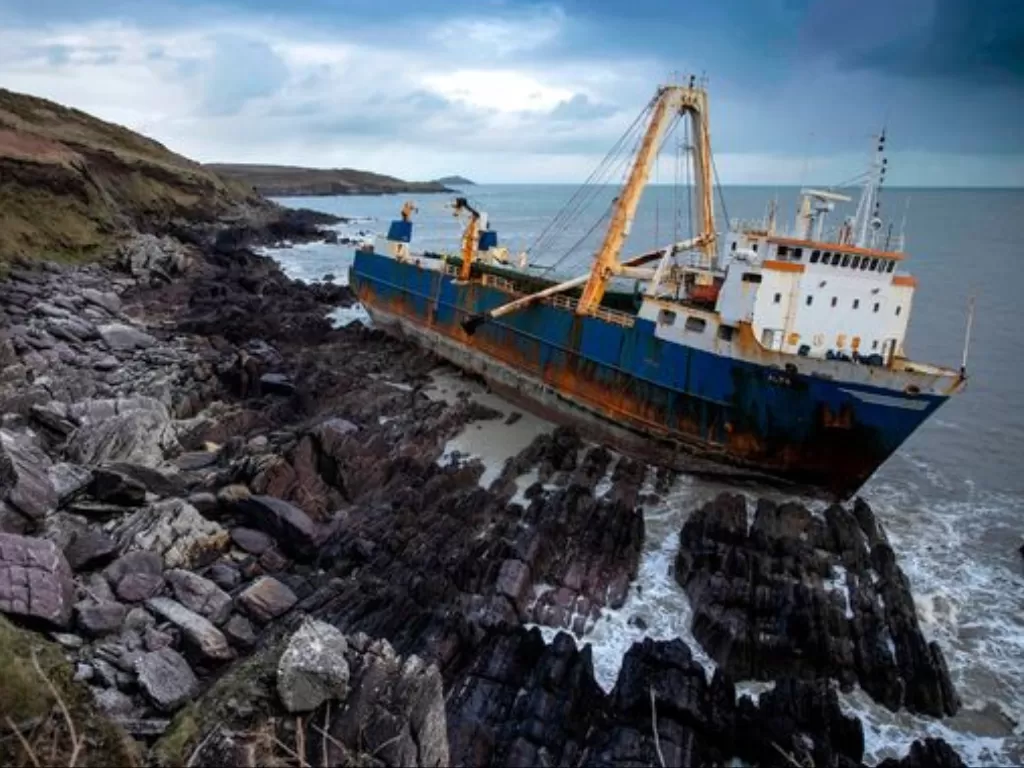 Sebuah 'kapal hantu' misterius telah terdampar di lepas pantai Irlandia dengan tidak ada satu pun anggota kru. (Photo/Mirror)