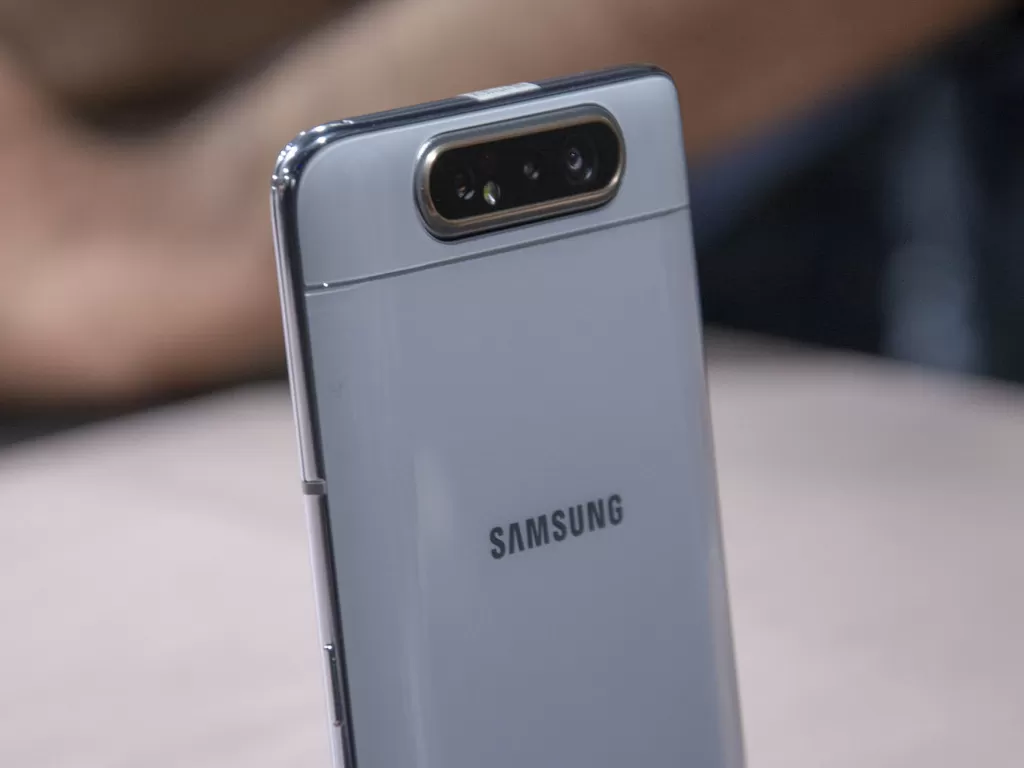 Tampilan belakang dari smartphone Samsung Galaxy A80 (photo/Expert Reviews)