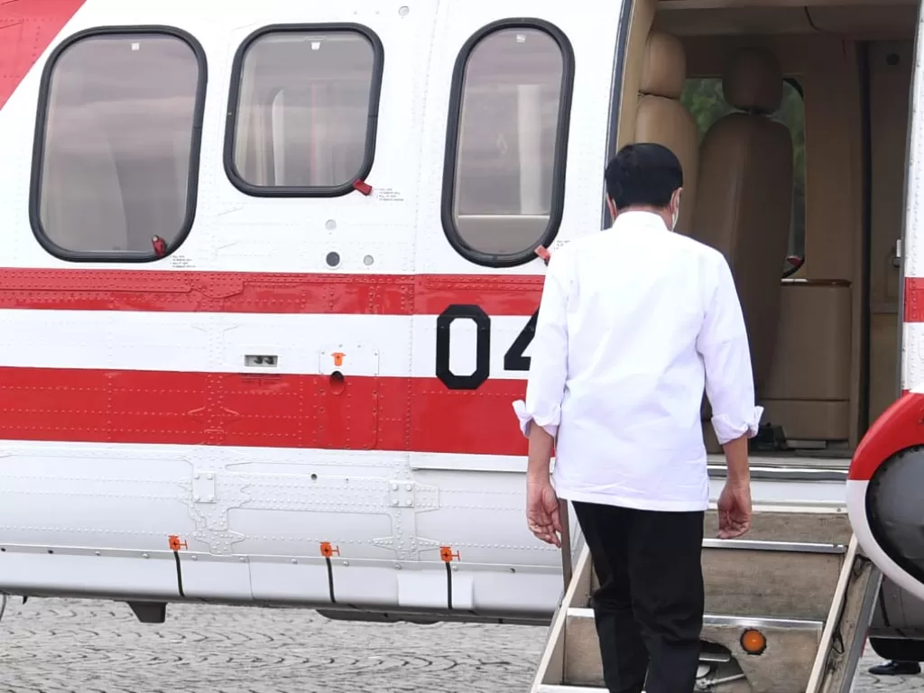 Presiden Jokowi menaiki helikopter hendak berkunjung ke Banten. (Twitter/Sekretariat Negara)