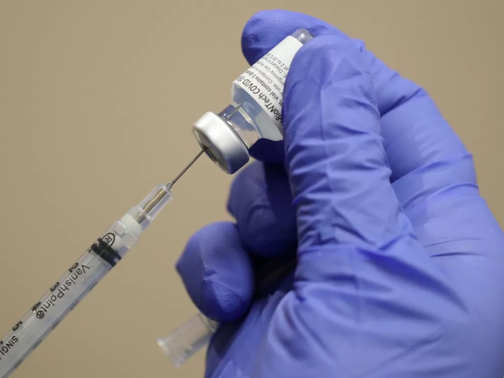 Ilustrasi suntikan vaksin (REUTERS/Lucy Nicholson)