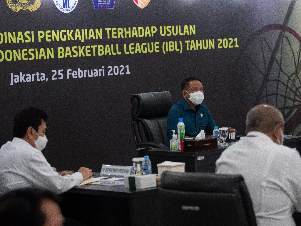 Menpora Zainudin Amali (tengah) memimpin rapat koordinasi penyelenggaraan liga bola basket nasional (IBL) 2021 di Jakarta. (Foto: ANTARA/Aditya Pradana Putra)
