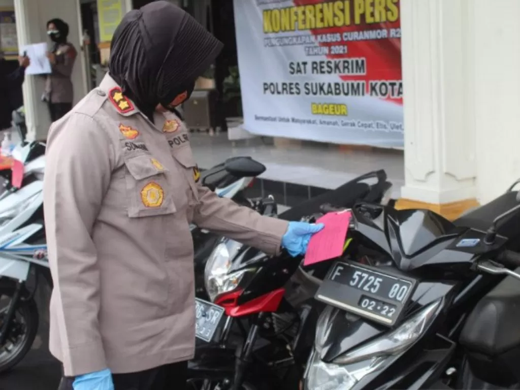  Kapolres Sukabumi Kota AKBP Sumarni saat menunjukan salah satu sepeda motor hasil pencurian yang disita dari salah seorang tersangka, di sela konferensi pers di halaman Mapolres Sukabumi Kota, Rabu (3/3/2021). (ANTARA/Aditya Rohman) 