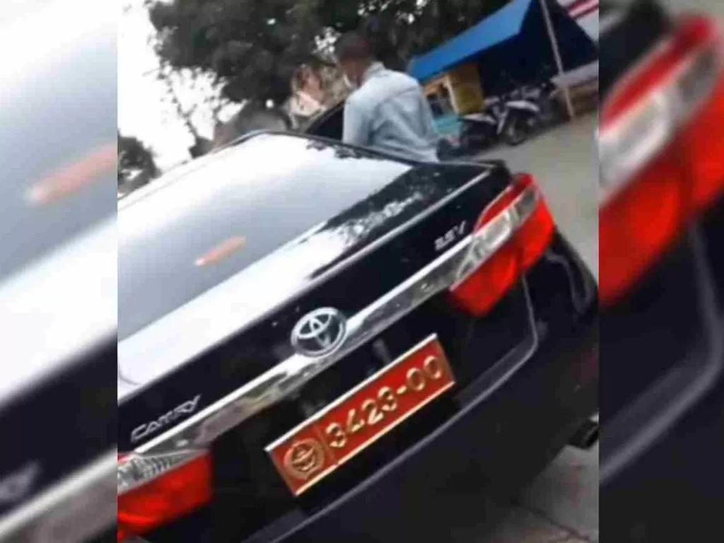 Video TikTok seorang wanita yang memamerkan mobil Toyota Camry berpelat TNI (photo/TikTok/Istimewa)