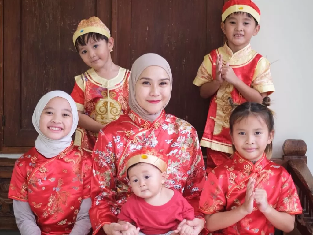 Zaskia Adya Mecca dan anak-anaknya. (Instagram/@zaskiadyamecca)