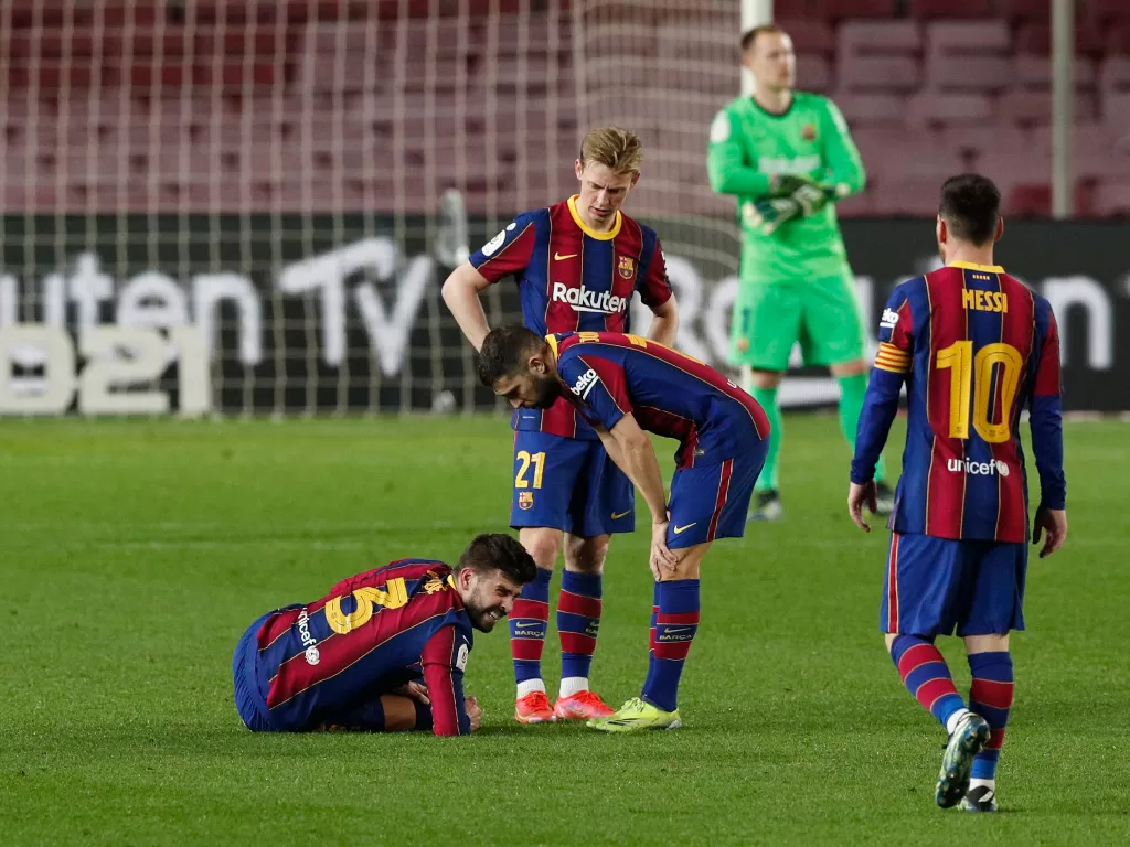 Bek Barcelona, Gerard Pique alami cedera. (photo/REUTERS/Albert Gea)