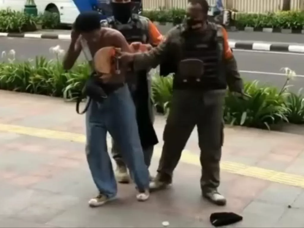 Petugas Satpol PP DKI menertibkan pemain skateboard di sekitar Jalan Thamrin, Jakarta Pusat. (ANTARA/IG InfoJaksel) 