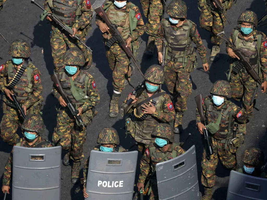 Militer Myanmar bersiaga saat demo (REUTERS/Stringer)