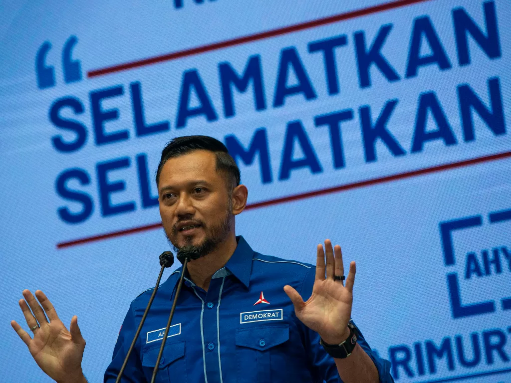 Ketua Umum Partai Demokrat Agus Harimurti Yudhoyono alias AHY menyampaikan keterangan kepada wartawan terkait KLB Partai Demokrat yang dinilai ilegal di Jakarta, Jumat (5/3/2021). (ANTARA FOTO/Aditya Pradana Putra)