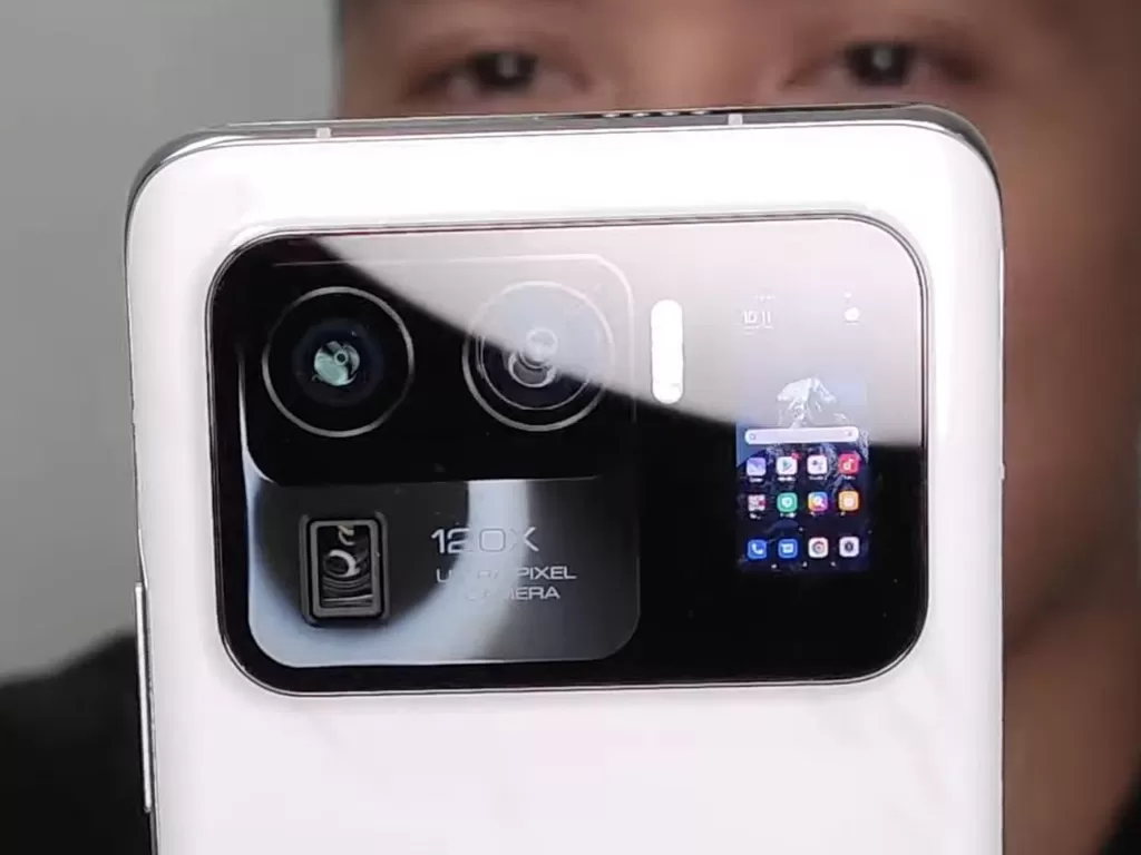 Tampilan kamera belakang dari smartphone Xiaomi Mi 11 Ultra (photo/YouTube/TechBuff)