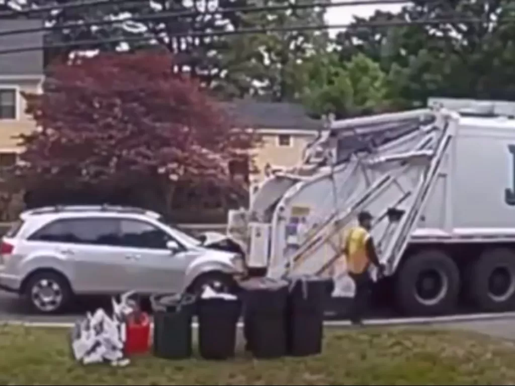 Tampilan pengendara Acura MDX yang menabrak truk sampah. (photo/SS/Youtube/7800 Fan)