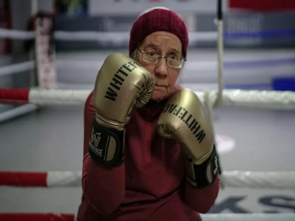 Nenek berusia 75 tahun yang belajar boxing karena terkena penyakit Parkinson. (photo/Dok. Asia One via REUTERS)