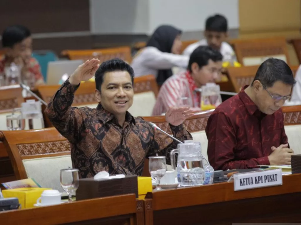Ketua Komisi Penyiaran Indonesia (KPI) Agung Suprio mengikuti rapat dengar pendapat (RDP) dengan Komisi 1 DPR RI (Antara)